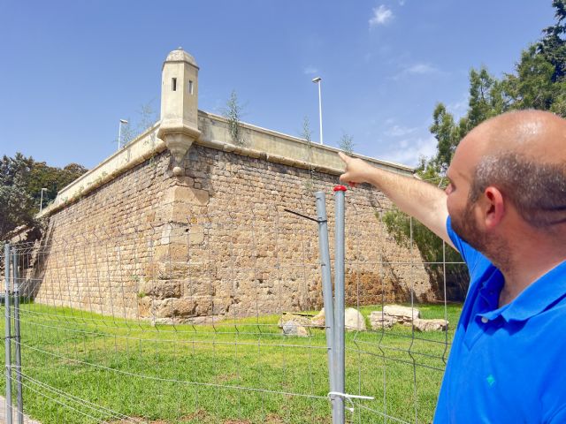 Manuel Torres: Es inaceptable la situación de abandono del entorno de la Muralla del Mar - 1, Foto 1