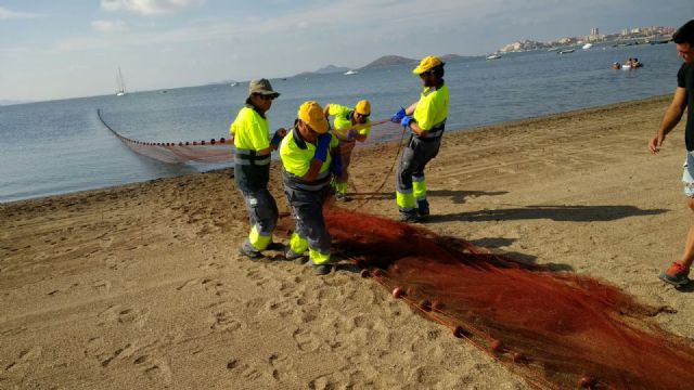 Retirada de redes ilegales en la playa del Vivero - 1, Foto 1