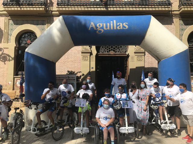 Los peregrinos de DisCamino son recibidos entre aplausos en la Plaza de España - 1, Foto 1