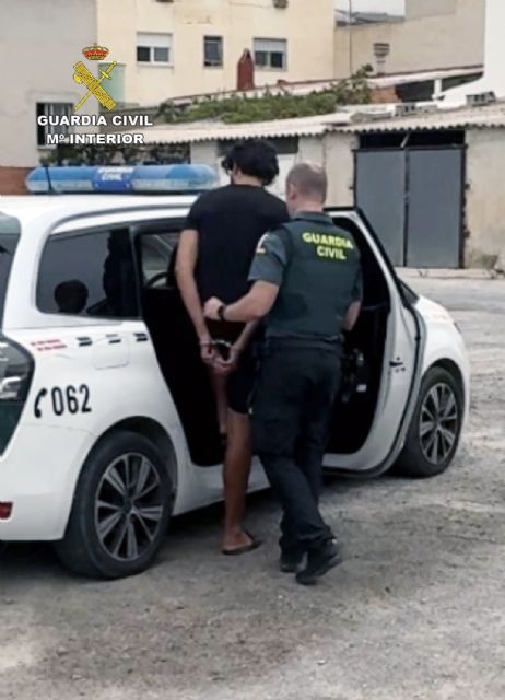 La Guardia Civil detiene a dos jóvenes por el robo en el interior de un vehículo en Archena - 2, Foto 2