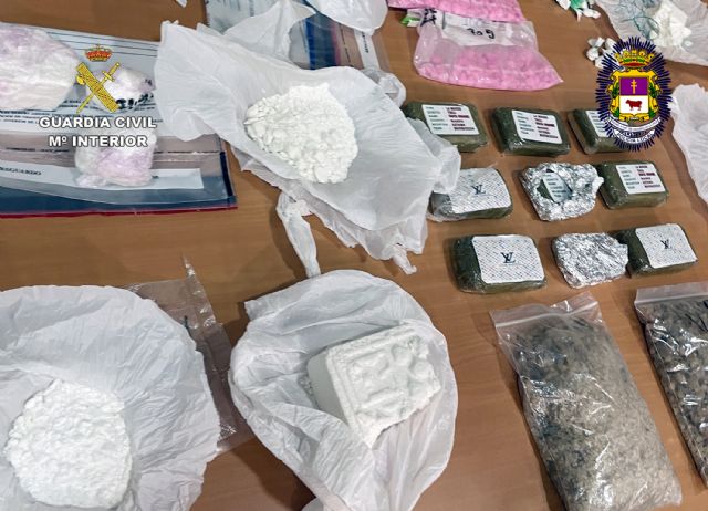 La Guardia Civil desmantela un grupo criminal que contaba con dos laboratorios y tres puntos de manipulación y distribución de cocaína y otros estupefacientes - 2, Foto 2