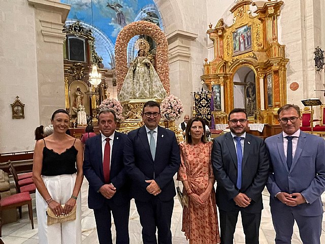 El pueblo de Cieza, fiel a su tradición, al desfilar acompañando a la Patrona de Cieza en su recorrido hasta la basílica de la Asunción - 1, Foto 1