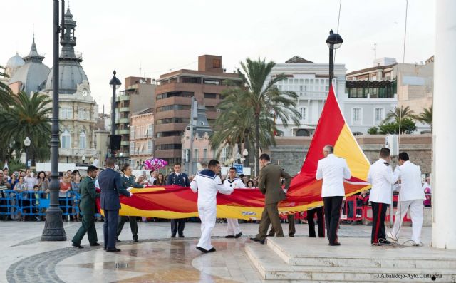 El Arriado de bandera destaco entre los actos celebrados con motivo del Día de la Fiesta Nacional - 3, Foto 3