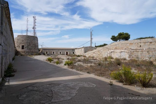 Telefónica y Ayuntamiento reunificarán las antenas ubicadas en el Castillo de San Julián como paso previo a su recuperación - 1, Foto 1