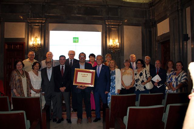 Sociedad. Sevilla . Este año el X Galardón “Aldabón de Sevilla” de la Federación Sevilla de Casas Regionales y Provinciales ha recaído en Don José Miguel Carbajo Selle, director de Cáritas Diocesana - 1, Foto 1