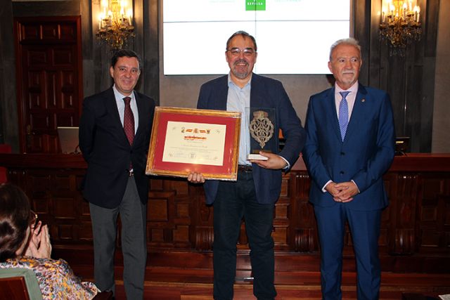 Sociedad. Sevilla . Este año el X Galardón “Aldabón de Sevilla” de la Federación Sevilla de Casas Regionales y Provinciales ha recaído en Don José Miguel Carbajo Selle, director de Cáritas Diocesana - 2, Foto 2