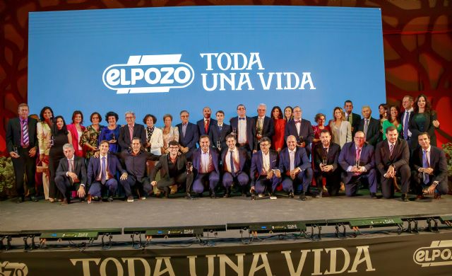 Imagen de los premiados por El Pozo Alimentación durante la Gala de Premios ‘Toda una Vida’ y miembros de la familia Fuertes., Foto 1