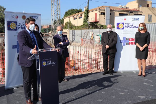 López Miras preside el acto de colocación de la primera piedra del nuevo edificio para talleres de Jesús Abandonado - 1, Foto 1