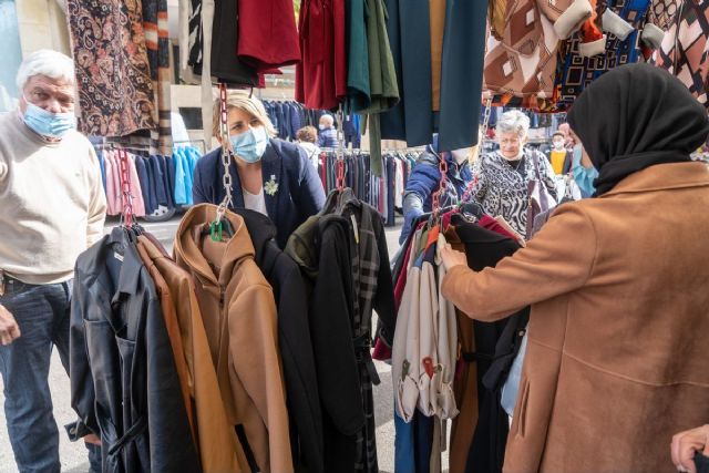 El mercadillo del Cénit mejora sus puestos y renueva el asfalto de sus aparcamientos - 1, Foto 1