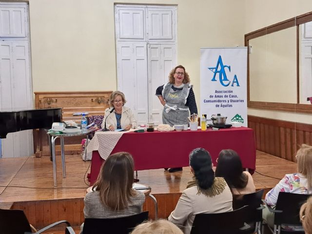 Las amas de casa participan en la charla Cocinar y reciclar todo es empezar - 1, Foto 1