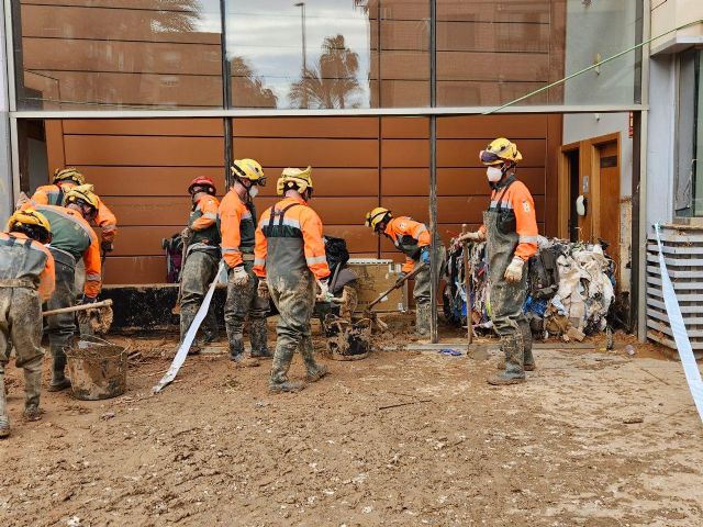 Bomberos de la Región trabajan hoy en Paiporta para extraer agua de calles y edificios - 1, Foto 1