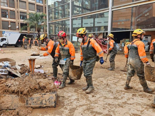 Bomberos de la Región trabajan hoy en Paiporta para extraer agua de calles y edificios - 2, Foto 2