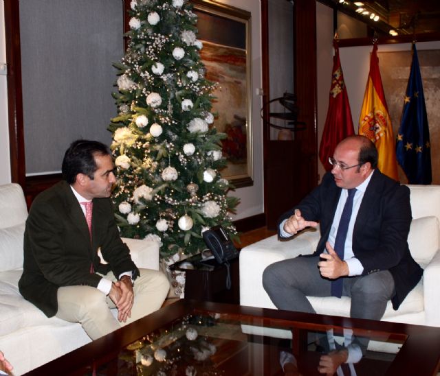 El presidente de la Comunidad traslada a la aerolínea Volotea las oportunidades del Aeropuerto Internacional de la Región - 2, Foto 2