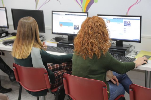 Diez alumnos se forman en el curso de informática en redes sociales del programa ADLE Activa - 1, Foto 1