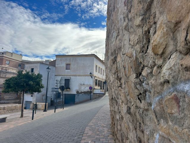 El PSOE insta al equipo de gobierno de Partido Popular y Vox a actuar con urgencia en la conservación de la Muralla Medieval de Lorca - 1, Foto 1