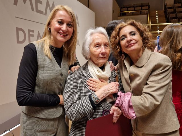 La delegada del Gobierno acompaña a la cartagenera María Egea, reconocida por el presidente del Gobierno, en el acto por el ´Día de Recuerdo y Homenaje a todas las víctimas del golpe militar, la Guerra y la Dictadura´ - 1, Foto 1