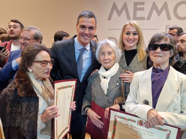 La delegada del Gobierno acompaña a la cartagenera María Egea, reconocida por el presidente del Gobierno, en el acto por el ´Día de Recuerdo y Homenaje a todas las víctimas del golpe militar, la Guerra y la Dictadura´ - 2, Foto 2