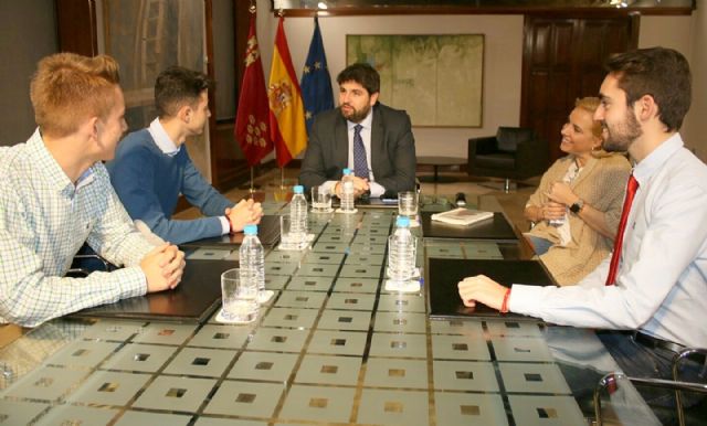 FEREMUR pide a López Miras que traslade a Madrid la necesidad de crear una ley que regule las convocatorias de oposiciones entre comunidades autónomas - 1, Foto 1