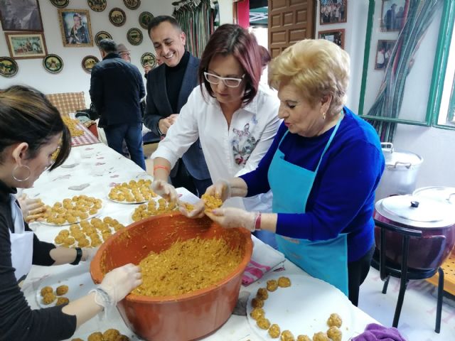 La vicepresidenta del Gobierno regional participa en la elaboración de las tradicionales Pelotas de Patiño - 1, Foto 1