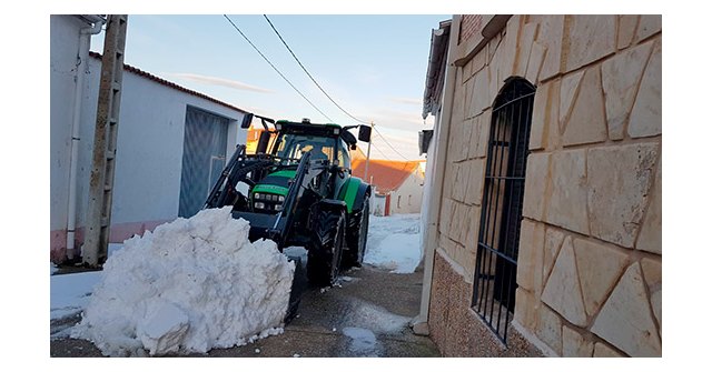 Un tractor recogiendo nieve por las calles de su pueblo, San Miguel de la Ribera, en Zamora., Foto 1