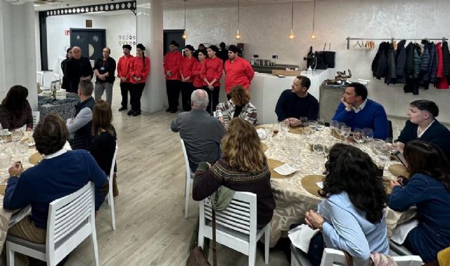 Los alumnos de la Escuela de Hostelería de El Palmar ofrecen su primer servicio de sala - 3, Foto 3