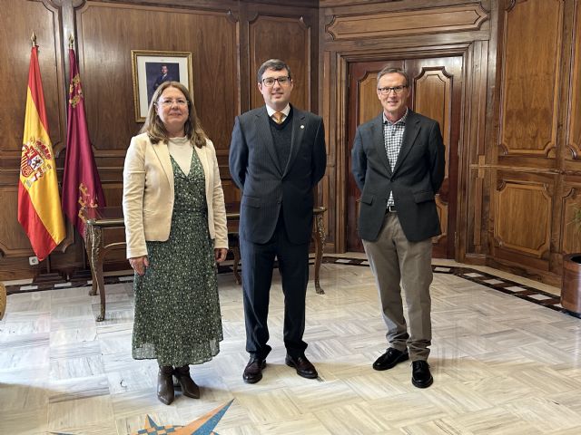 La presidenta de la Asamblea recibe a los codirectores de la Cátedra de Buen Gobierno de la UMU - 1, Foto 1