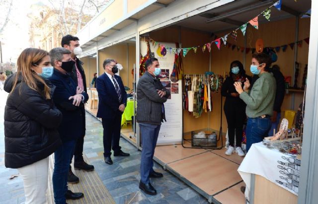 Cerca de una treintena de empresas murcianas exhiben sus proyectos sostenibles y productos ecológicos en Alfonso X - 1, Foto 1