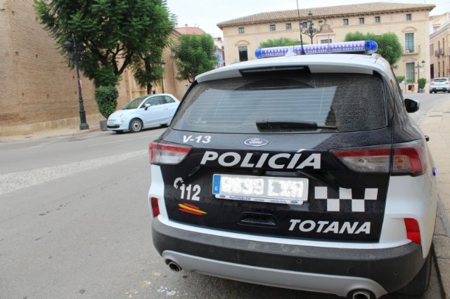 La Policía Local detiene a una persona por un intento de robo con arma blanca en un comercio de la avenida de Lorca, Foto 1