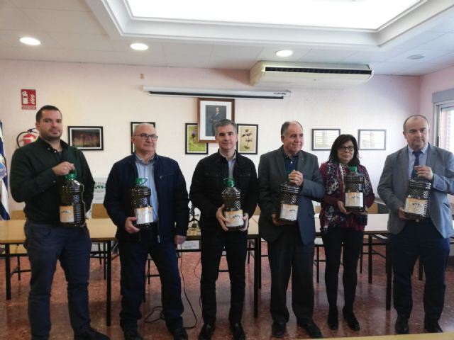 Cinco entidades benéficas reciben 270 litros de aceite donados por un centro que gestiona Agricultura - 1, Foto 1