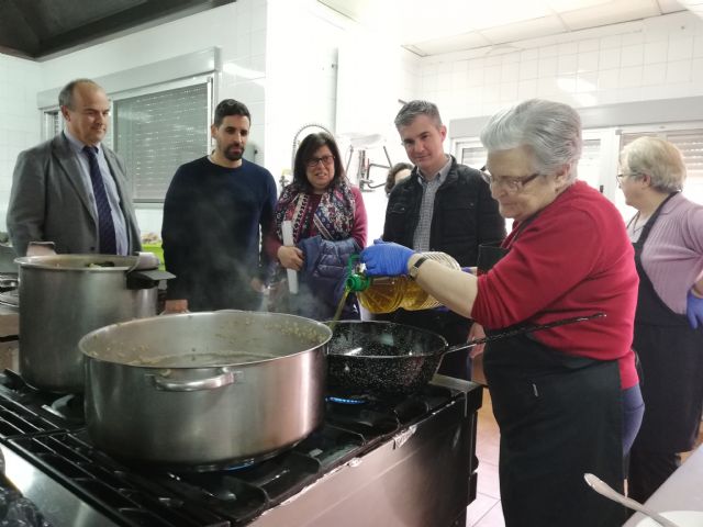 Cinco entidades benéficas reciben 270 litros de aceite donados por un centro que gestiona Agricultura - 2, Foto 2