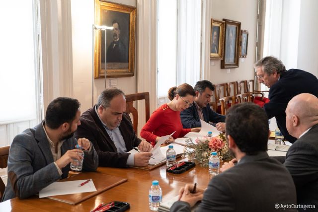 Nuevos contenedores, papeleras, sopladoras y triciclos eléctricos y cajas metálicas mejorarán la limpieza viaria antes del verano - 1, Foto 1