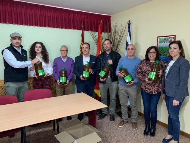 El CIFEA de Jumilla dona 900 litros de aceite solidario a cinco asociaciones benéficas - 1, Foto 1