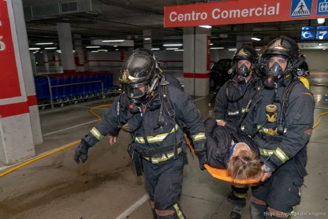 Policía Local y Bomberos participan en un simulacro de incendio y rescate en el Espacio Mediterráneo - 1, Foto 1