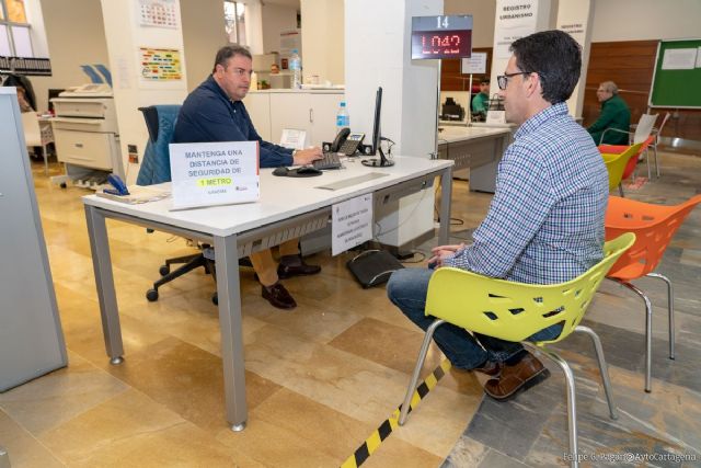 El Ayuntamiento refuerza el servicio de prevención, establece una distancia de seguridad para la atención al público y aplaza reuniones y cursos - 1, Foto 1