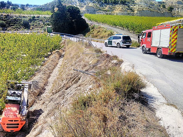 Rescatan y trasladan al hospital a un hombre herido al caer su vehículo por un terraplén - 1, Foto 1