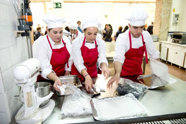 Trece alumnos concluirán el miércoles sus estudios de Cocina gracias a la ADLE - 1, Foto 1