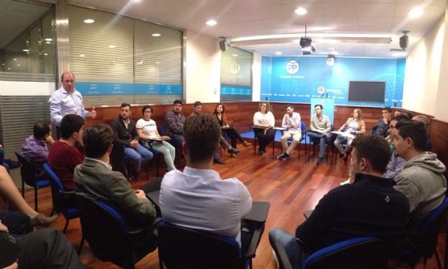 Pedro Antonio Sánchez con jóvenes NNGG. Sistema de garantía juvenil - 1, Foto 1