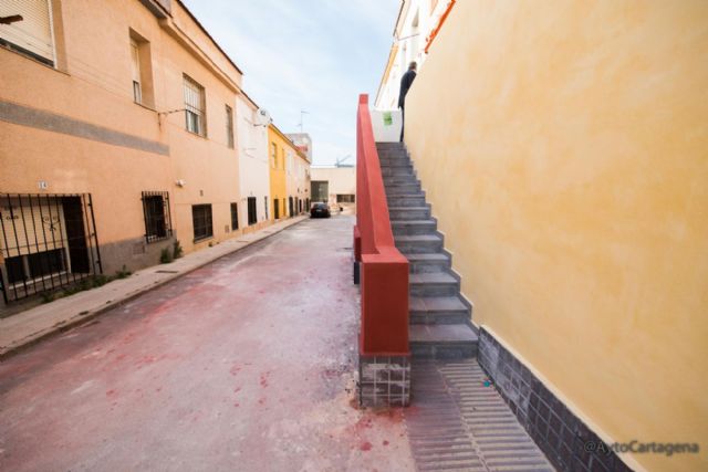 Las calles Recoletos y Sagrada Familia de San Anton ya cuentan con un muro nuevo - 1, Foto 1