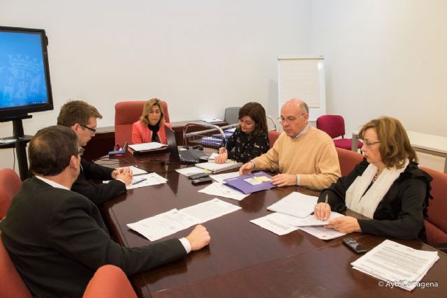 La mesa de contratacion propone las adjudicaciones del seguro de daños, montaje de escenarios y limpieza de parcelas municipales - 1, Foto 1