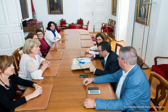 AFIBROCAR entrega al Gobierno Municipal el Manifiesto por el Dia Mundial de la Fibromialgia - 1, Foto 1