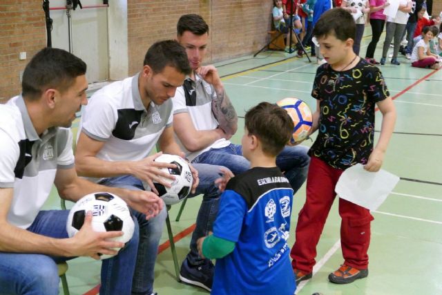 Cerca de cuatrocientos alumnos del CEIP San Isidoro y Santa Florentina reciben la visita del F.C. Cartagena - 1, Foto 1