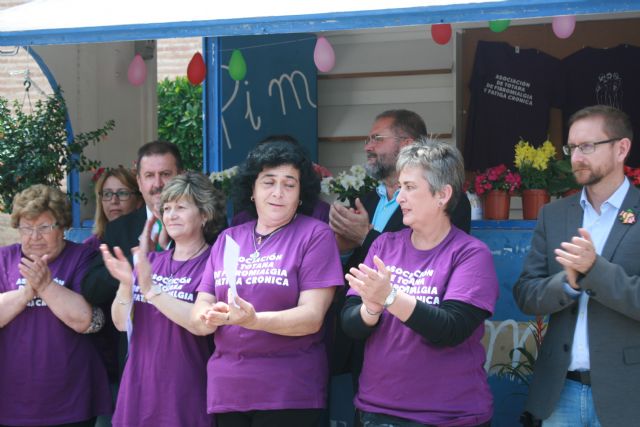 Totana commemorates the International Day of Fibromyalgia and Chronic Fatigue, with the reading of a manifesto and awareness actions in the Mobile Information Point, Foto 9