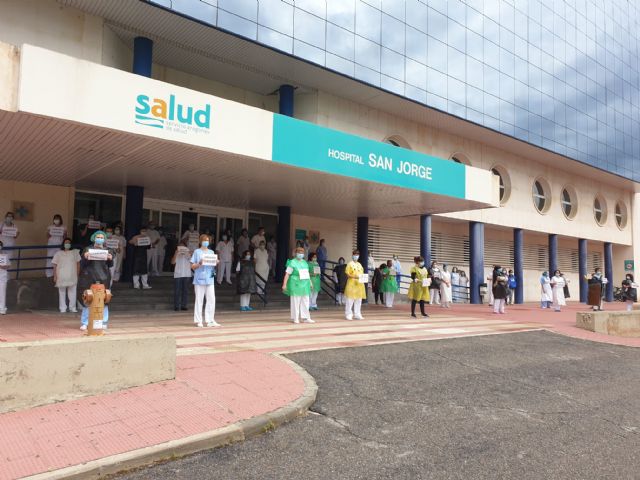 Los prorfesionales aragoneses manifiestan en silencio su repulsa a las palabras de la consejera de Sanidad - 1, Foto 1