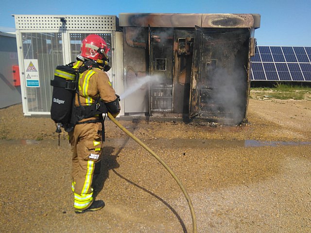 Firefighters put out a fire in a photovoltaic plant in Totana
