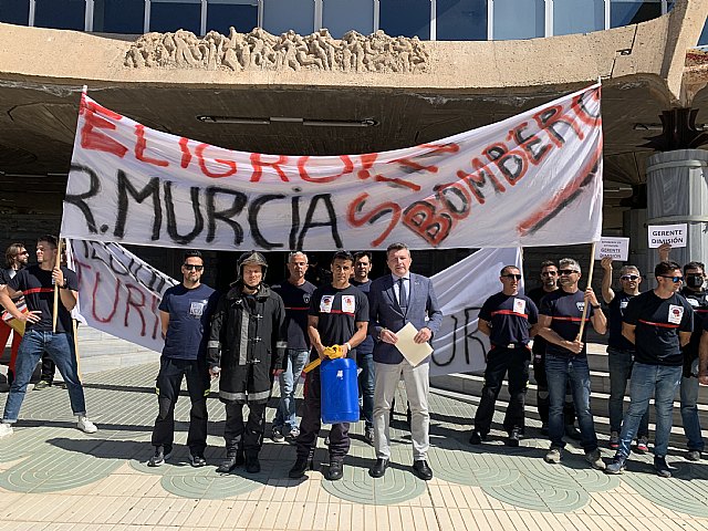 Pascual Salvador Hernández, único diputado regional de VOX en la Asamblea Regional de Murcia, apoya a los Bomberos en sus justas reivindicaciones - 1, Foto 1