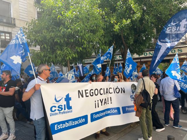 Centenares de Empleados Públicos se concentran frente a la sede del Gobierno regional por la defensa de la Estabilización, Promoción y Funcionarización - 1, Foto 1