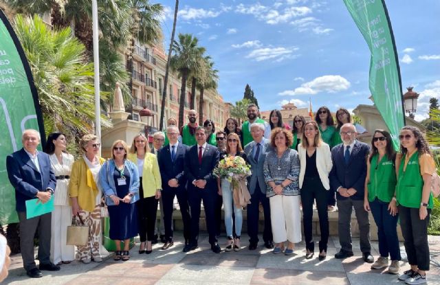 Los consejeros de Salud y de Política Social apoyan a la Asociación Contra el Cáncer en la tradicional cuestación y en la izada de bandera - 1, Foto 1