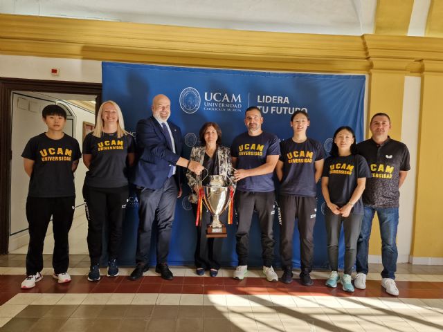 UCAM Cartagena Tenis de Mesa entrega la copa de campeonas de Liga a su presidenta - 1, Foto 1