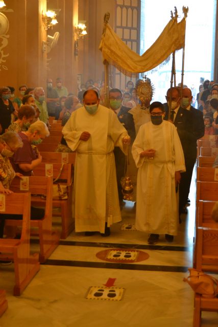 Una misa y una procesión por el interior de la iglesia de San Juan, únicos actos en el Día Grande del Patrón, Corpus Christi - 3, Foto 3