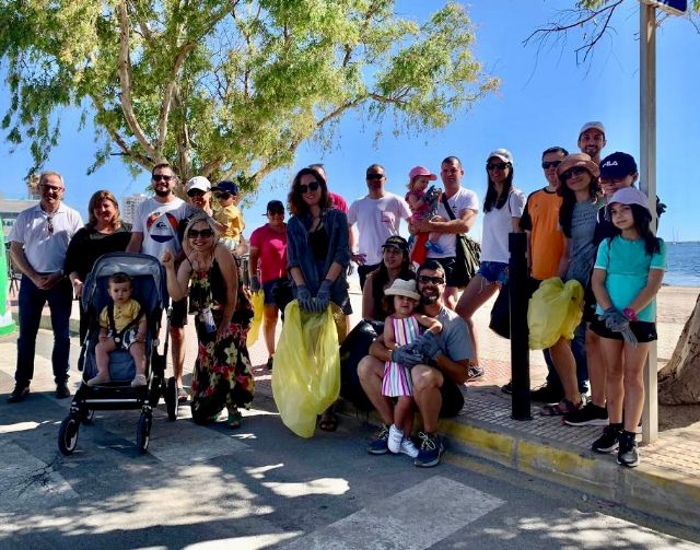 La Comunidad participa en una jornada de limpieza de playas para fomentar la conciencia social sobre el impacto de la 'basuraleza' - 1, Foto 1